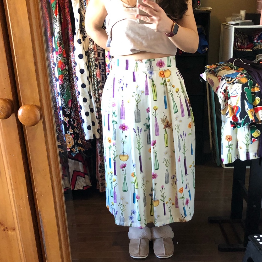 Jardiniere pleated skirt with flower vases